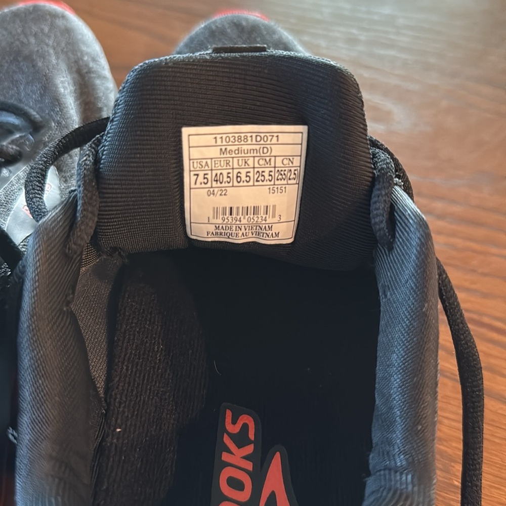 Men’s size 7.5 Brooks - Picture 4 of 4